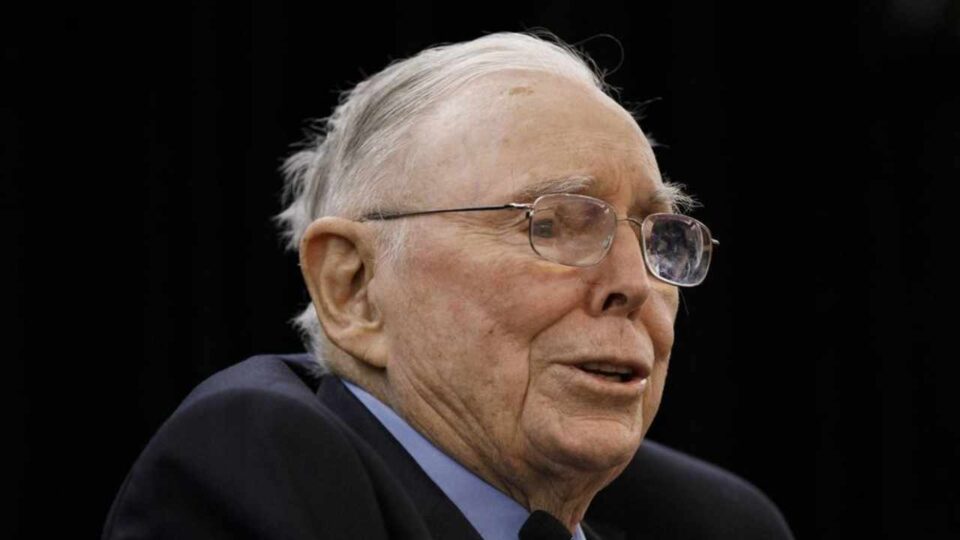 Berkshire's Charlie Munger Likes the Fed, Hates Bitcoin Promoters, Calls Tesla's Success a Miracle – Featured Bitcoin News
