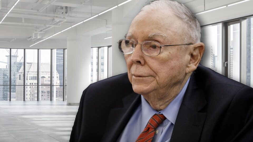 Charlie Munger Raises Concerns Over Troubled Commercial Property Loans at US Banks – Bitcoin News